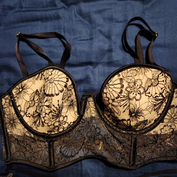 Victoria's Secret Lace set - Picture 1 of 3